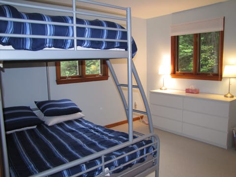 5 bedrooms, iron/ironing board, WiFi, bed sheets