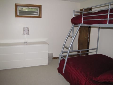5 bedrooms, iron/ironing board, WiFi, bed sheets
