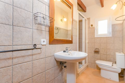 Combined shower/tub, hair dryer, bidet, towels