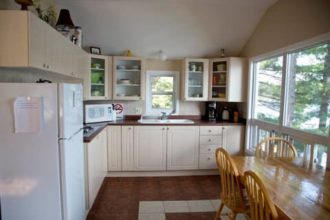 Private kitchen | Fridge, microwave, stovetop, coffee/tea maker