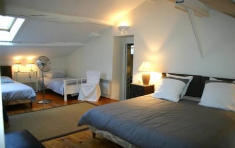 2nd floor bedroom (4 beds)