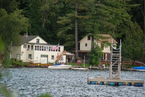 Lake Cottage avant avec une grande plage et la baignade. Après-midi de ...