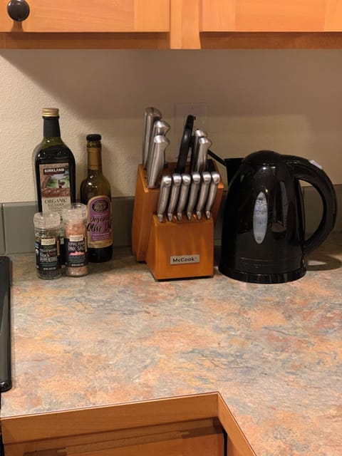 Kitchen includes electric kettle, updated knife set, basic spices etc