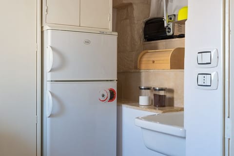 Fridge, oven, stovetop, coffee/tea maker