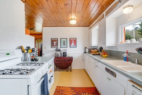 The full kitchen provides ample opportunities for preparing meals.