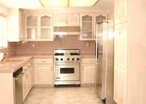 Spacious Kitchen w/ Viking Appliances