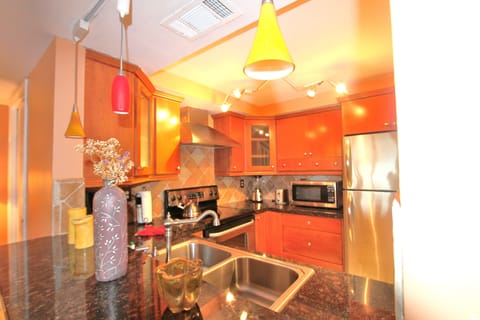 Private kitchen | Fridge, microwave, oven, stovetop