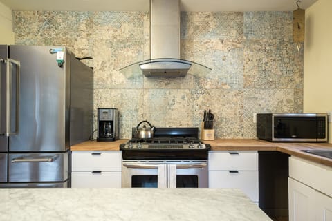 Kitchen (level 1) is equipped with modern appliances and an island.