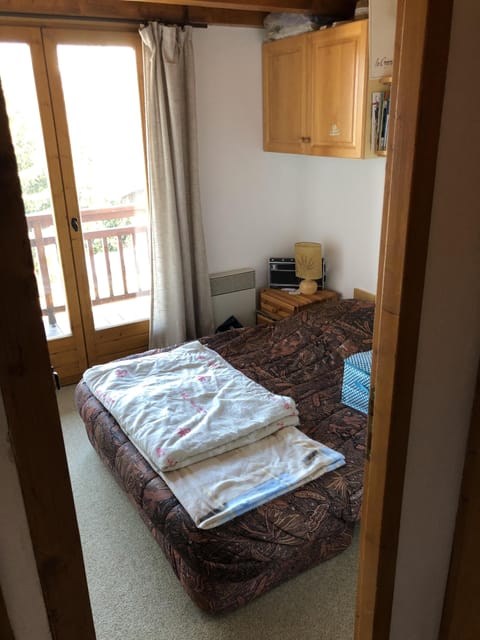 2 bedrooms, iron/ironing board, internet