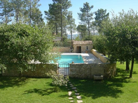 ROUSSILLON vacation rental, comfortable gîte for rent, swimming pool for 3 people. Online reservation with Plaisirs & Maisons de Provence