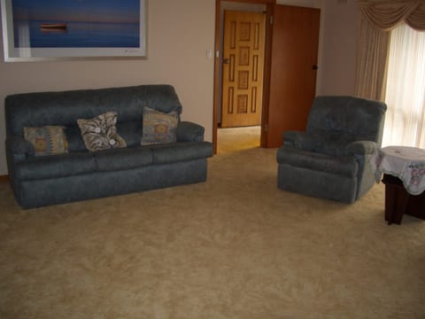 Kev's Place  ~  Spacious ~ short walk to the beach ~ Pet Friendly House in Coobowie