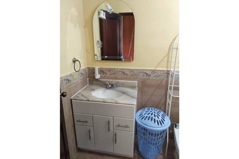 Combined shower/tub, hair dryer, bidet, towels