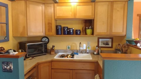 Fridge, oven, stovetop, coffee/tea maker