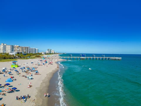 Beach nearby, sun loungers, beach towels