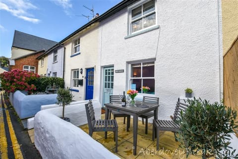 Front Of Shorties Lighthouse - Seating For 4