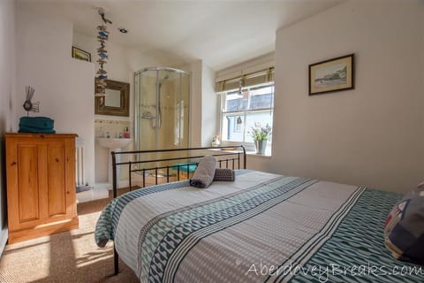 1st Bedroom - Double Bed