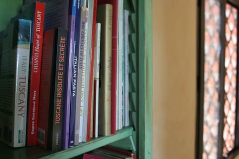 We provide books and guides in English and French.