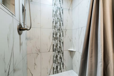 Combined shower/tub, hair dryer, towels