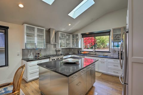 Awesome kitchen
6 burner/ gas range
Well equipped / island to gather around.