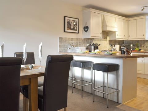 Useful breakfast bar within kitchen/diner | Rolton House, Ambleside