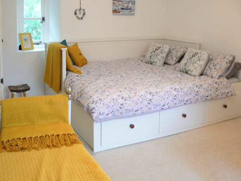 Cosy twin bedded room | Woodlands Cottage, Hook, near Haverfordwest