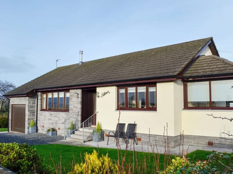 Spacious, detached, single-storey cottage | Hillview, Gateside, near Beith
