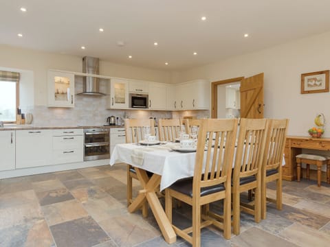 Well presented kitchen/ dining room | Applebarn - Applebarn Holidays, West Pennard, near Glastonbury