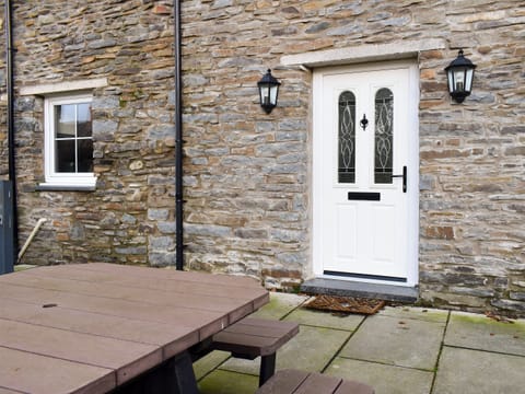 Enclosed front courtyard with garden furniture | Penrhiw - Penrhiw Cottages, Llangeitho, near Tregaron