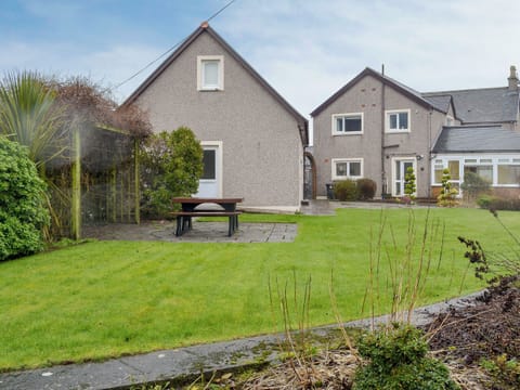 Holiday home with lawned garden | Hawthorn Cottage, Stranraer