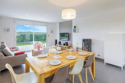 Accès direct à l'extérieur par la grande baie vitrée