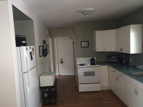 Private kitchen | Fridge, microwave, oven, stovetop