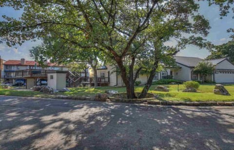 Front and side yard for big enough to play catch with the kids!