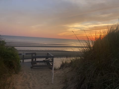 Beach nearby, sun loungers, beach towels