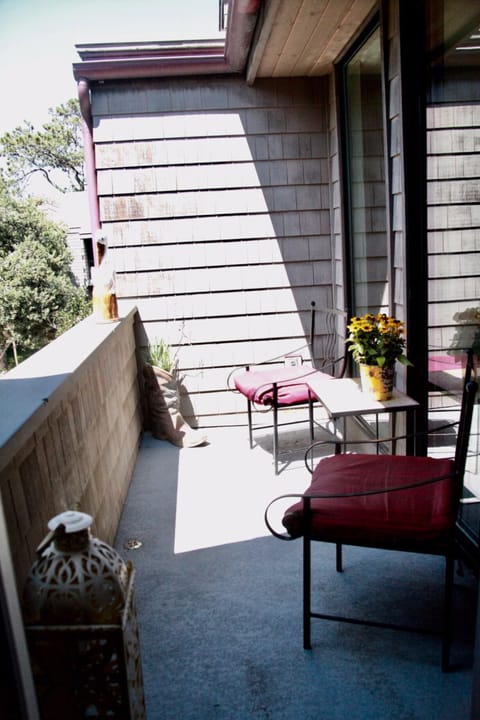 Overlooking common lawn, a quiet north-facing deck for ... relaxing