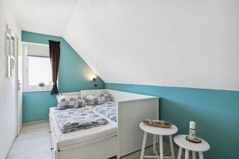 3 bedrooms, travel crib