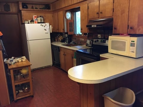 Microwave, oven, dishwasher, coffee/tea maker