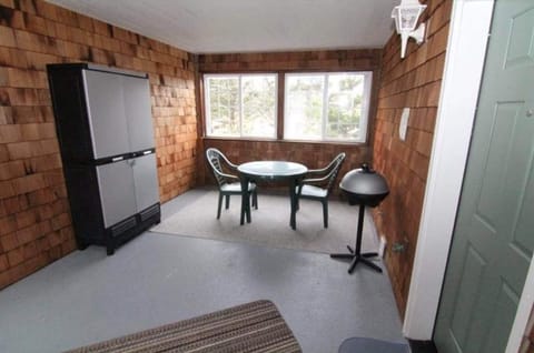 Whalers Loft, Front Entry Includes Private Seating/Dining with BBQ