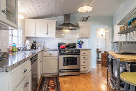 Nicely appointed Kitchen and the supermarket is just a block away.