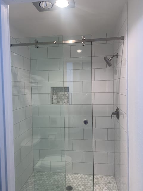 Combined shower/tub, hair dryer, towels, soap