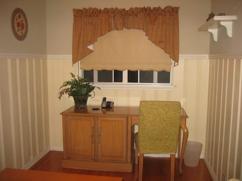 Desk office space in dining room Unit 1