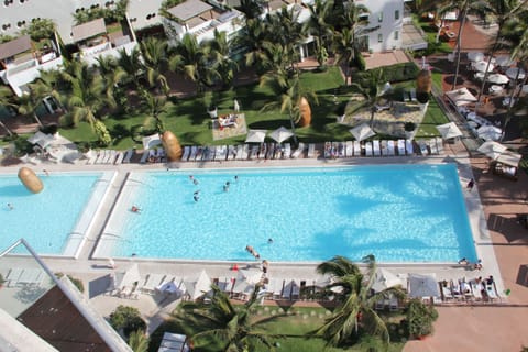 Outdoor pool, an infinity pool