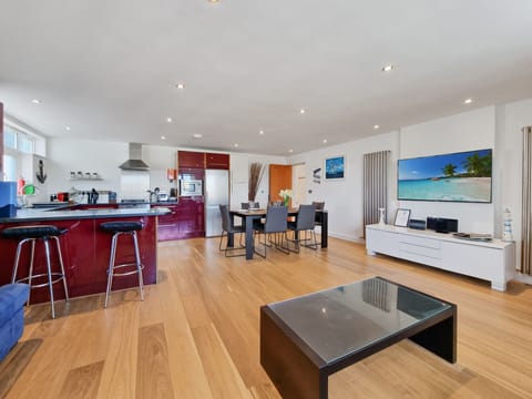 4 Point View - open plan kitchen, living, dining room