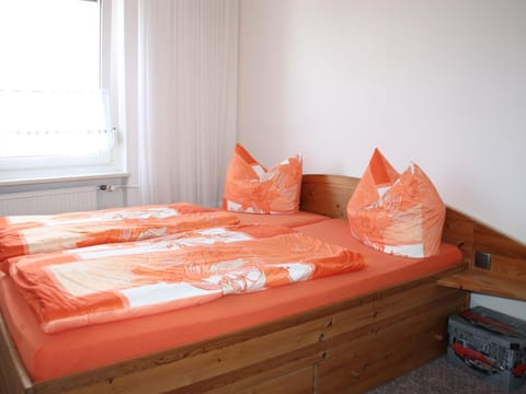 2 bedrooms, internet, bed sheets