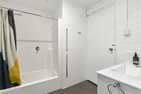 Combined shower/tub