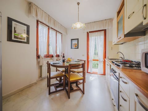 Cabinetry, Property, Picture Frame, Furniture, Table, Wood, Countertop, Lighting, Interior Design, Drawer