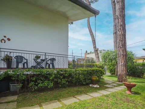 Plant, Property, Sky, Cloud, Architecture, Land Lot, Shade, Grass, Residential Area, Urban Design