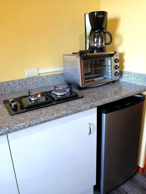 Fridge, oven, stovetop, coffee/tea maker