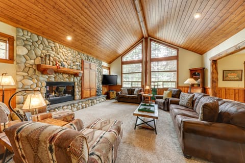 Living area | TV, fireplace, table tennis, books