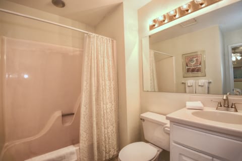 Combined shower/tub, towels