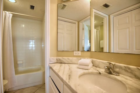 Combined shower/tub, towels